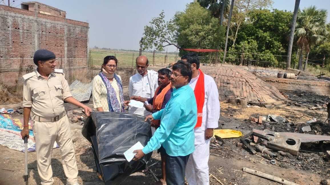 वृंदावन में अग्निपीड़ित दो परिवारों को प्रशासन ने पहुंचायी राहत, स्कूटी ब्लास्ट के दौरान निकली चिंगारी से आग लगने से राख हो गयी थीं झोपड़ियां