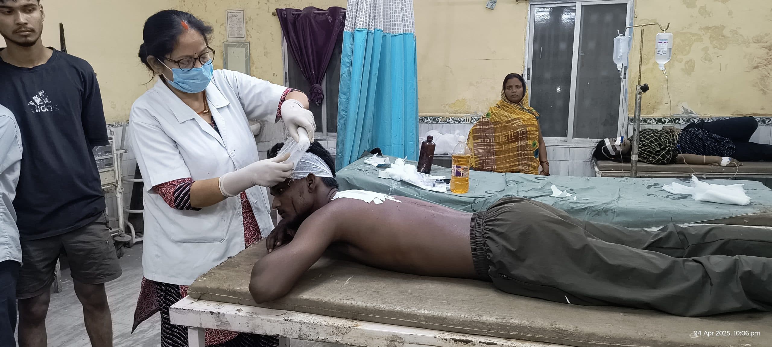 पंचायती के बाद फिर बढ़ा विवाद, चाकू से गोदकर युवक को कर दिया जख्मी, घायल युवक को सदर अस्पताल में कराया गया भर्ती