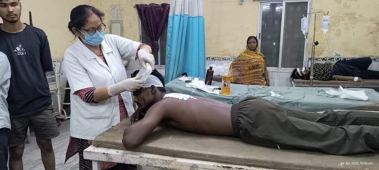पंचायती के बाद फिर बढ़ा विवाद, चाकू से गोदकर युवक को कर दिया जख्मी, घायल युवक को सदर अस्पताल में कराया गया भर्ती
