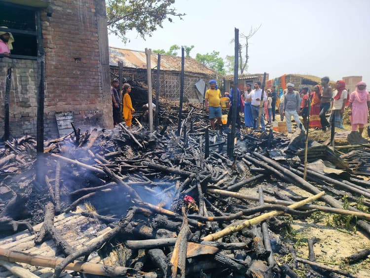 खाना बनाने के दौरान निकली चिंगारी से पांच घर खाक