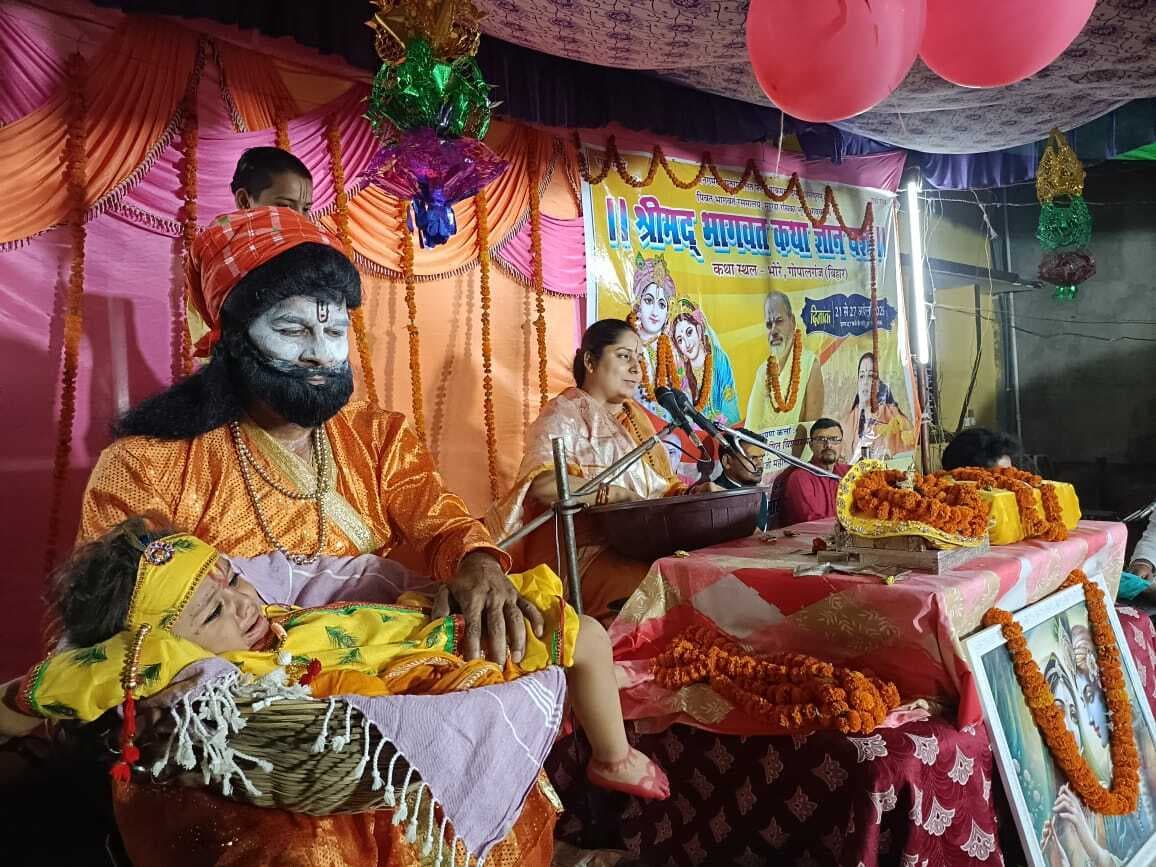 श्रीमद्भागवत कथा के दौरान कृष्ण जन्मोत्सव पर झूमे श्रद्धालु