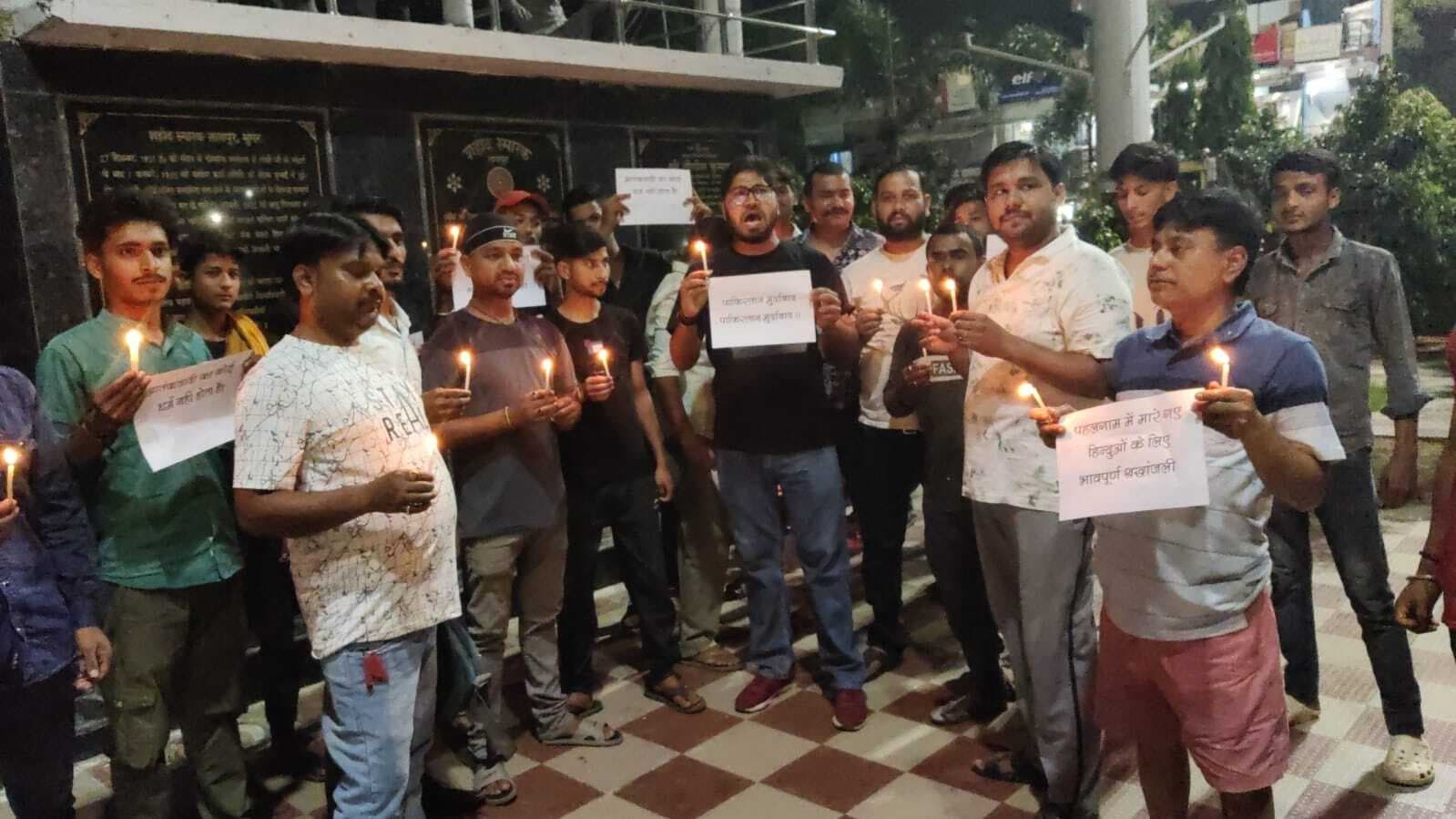 पहलगाम में मारे गये पर्यटकों व आतंकवाद के विरोध में निकाला कैंडिल मार्च