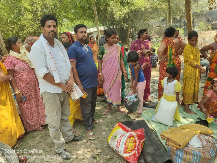 अग्नि पीड़ितों के बीच सामग्री का किया वितरण