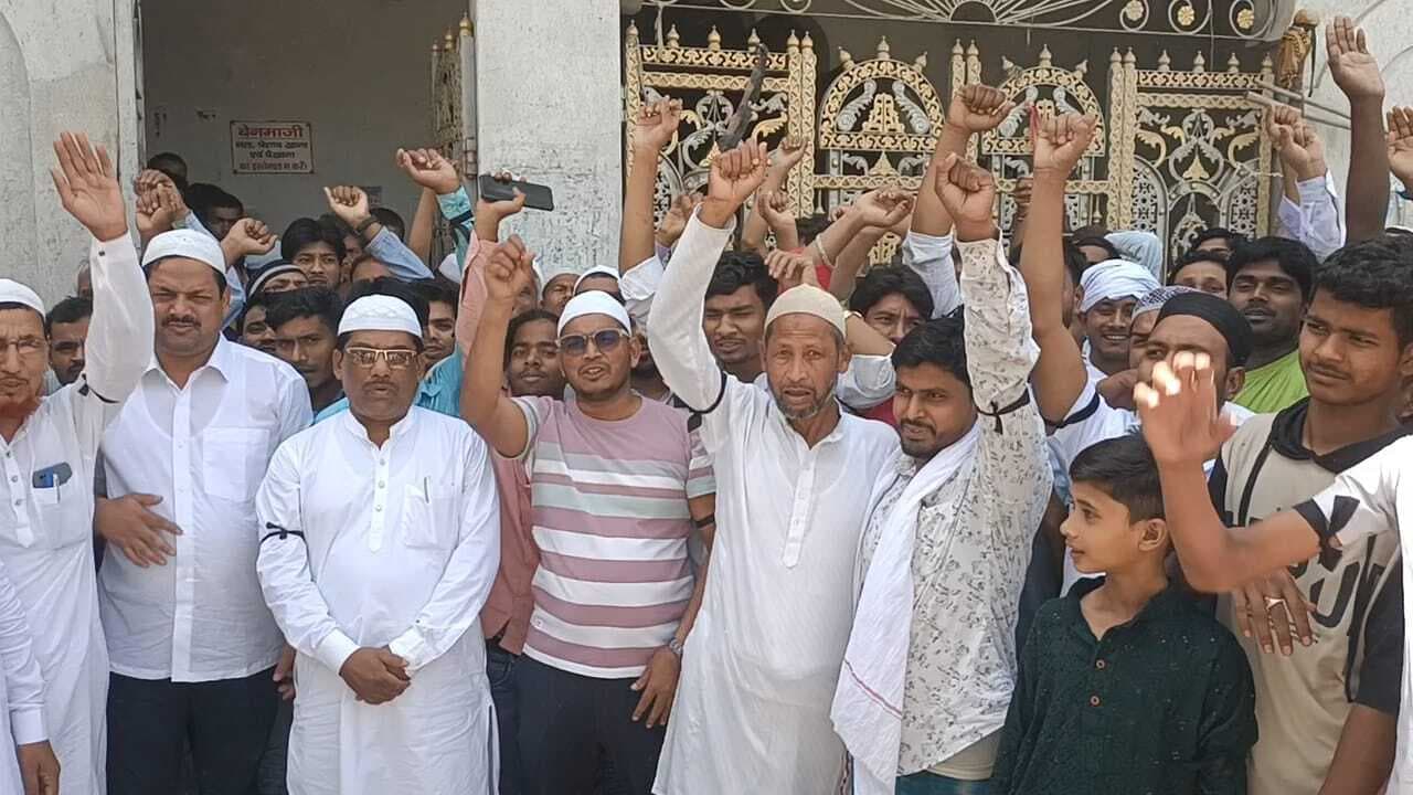 बाजू पर काली पट्टी बांध पढ़ी जुमे की नमाज