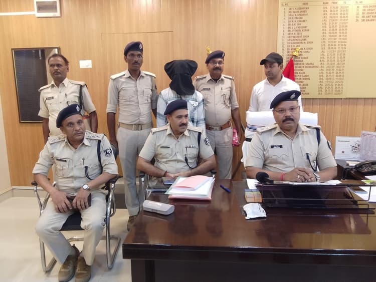 नेपाली करेंसी व 115 ग्राम ब्राउन शुगर के साथ तस्कर गिरफ्तार