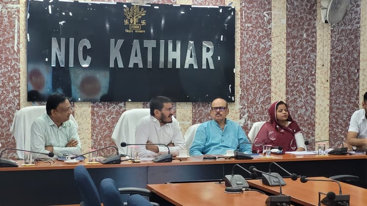 संवेदनशील तटबंध की सतत निगरानी के लिए नजदीकी थाना व अभियंता से टैग करें: डीएम