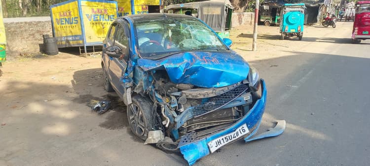 Deoghar news : तेज रफ्तार बालू लोड ट्रैक्टर ने कार में मारा धक्का, कोई हताहत नही