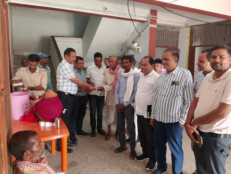 गर्मी में ग्रामीणों को राहत पहुंचाने के उद्देश्य से खुला प्याऊ