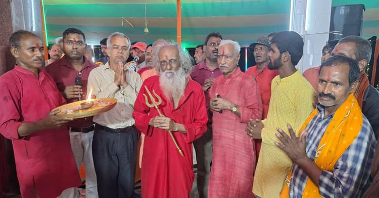 बाबाजी की कुटिया में बह रही भक्ति की गंगा