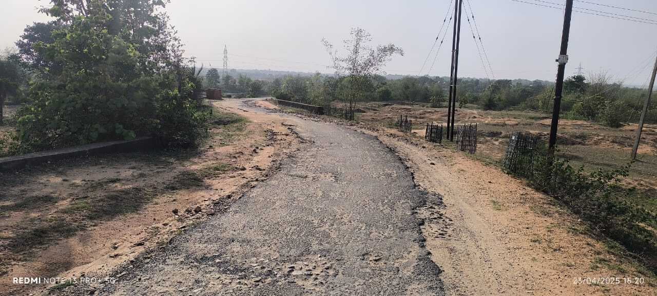 ग्रामीणों ने जर्जर सड़क बनाने की मांग की