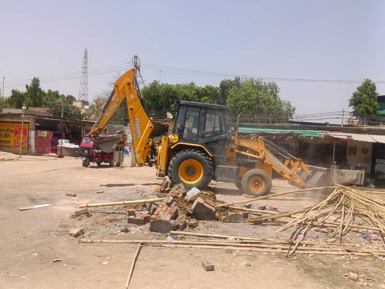 डाकबंगला परिसर में दर्जन भर दुकानों पर चला बुलडोजर