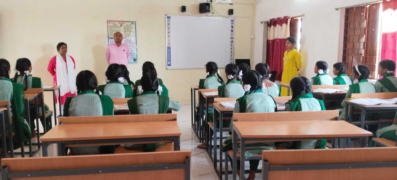 आवासीय विद्यालय में छात्राओं के स्वास्थ्य का रखें ध्यान : बीडीओ