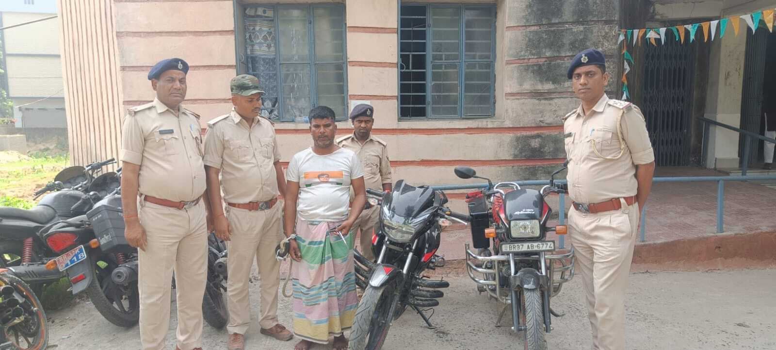 चोरी की बाइक के साथ शातिर गिरफ्तार