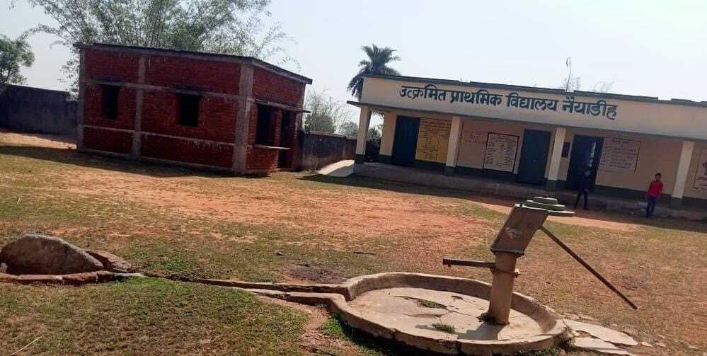 विद्यालय का चापानल खराब, बच्चे परेशान