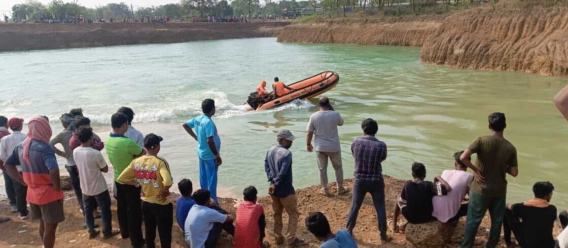 सेल्फी लेते वक्त खड़गपुर के जलाशय में गिरे दो छात्र, लापता
