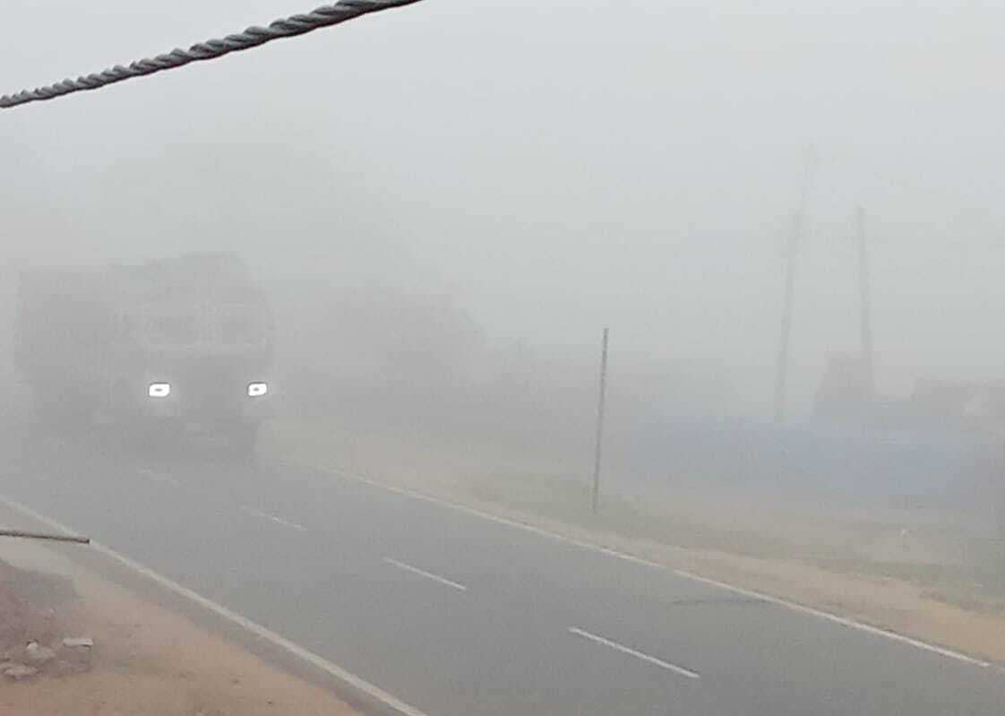 गर्मी में जामताड़ा-दुमका मार्ग पर छाया घना कुहासा