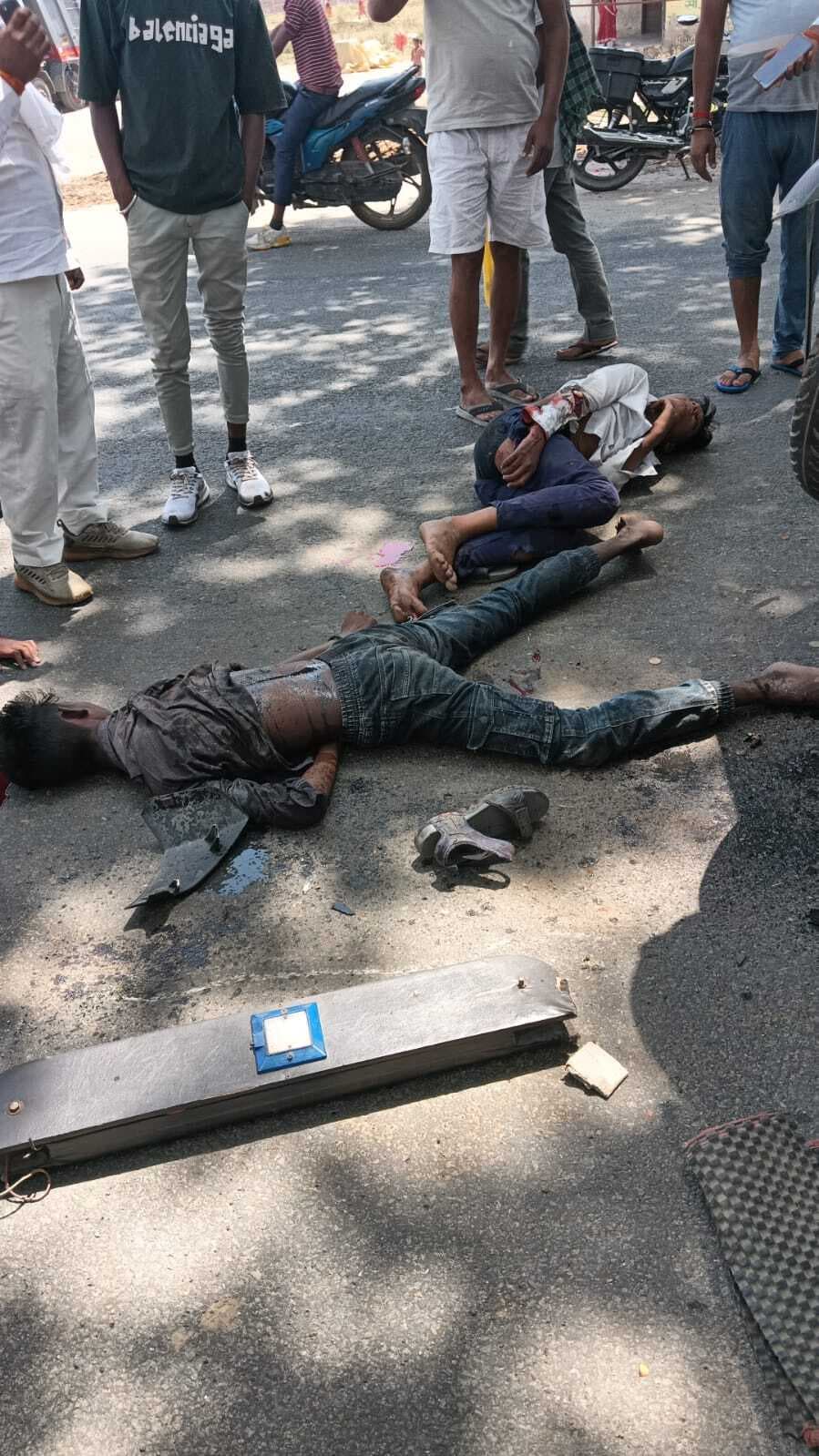 बाइक से टोटो में मारा धक्का, तीन घायल