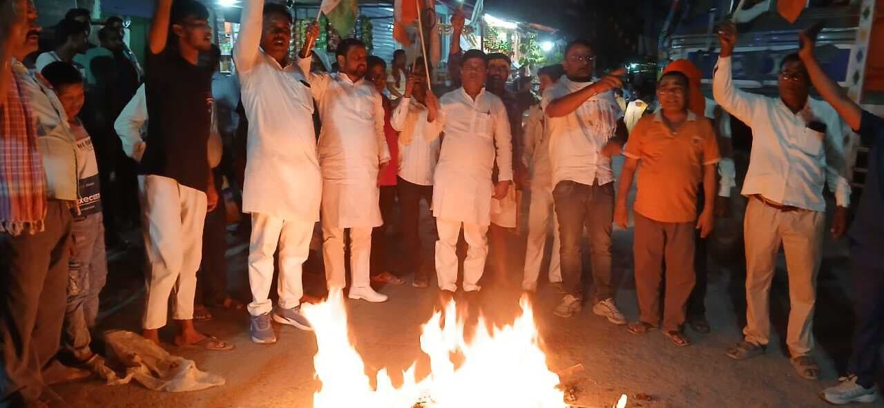 भाजपा ने पाकिस्तान के प्रधानमंत्री का पुतला किया दहन