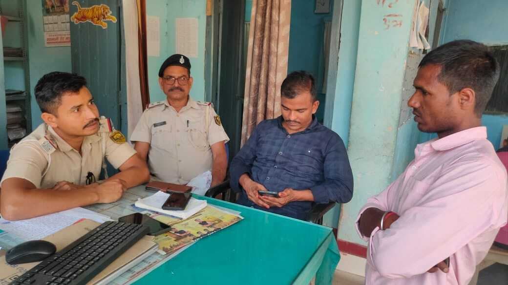 पत्नी को घर से निकाल युवक ने आधा दर्जन के विरुद्ध की शिकायत