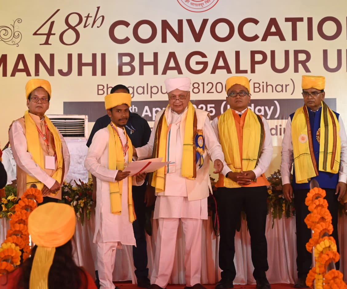 भागलपुर में आयोजित दीक्षांत समारोह में अमरपुर के महताब हुए सम्मानित