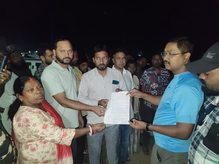 दुर्घटना में ग्रामीण की मौत, रात दो बजे हटा सड़क जाम