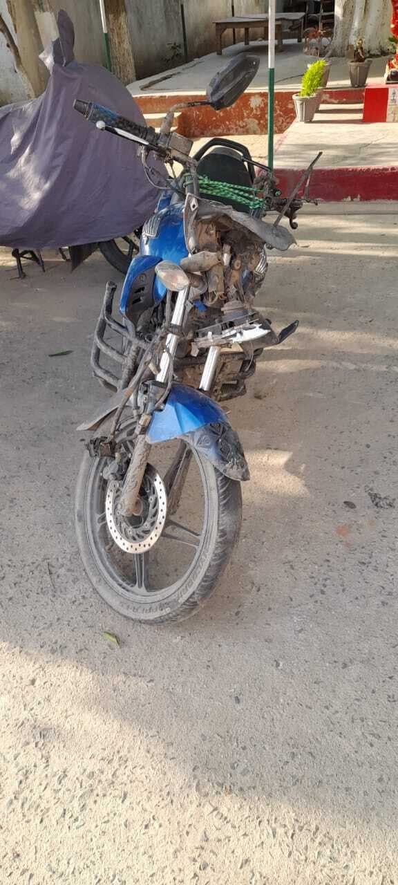 शराब लेकर जा रही बाइक ने दंपती को मारी टक्कर, गंभीर घायल