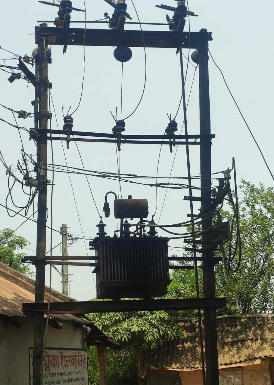East Singhbhum News : ट्रांसफॉर्मर जलने से दो दिनों से अंधकार में 150 परिवार, गर्मी से हालत खराब