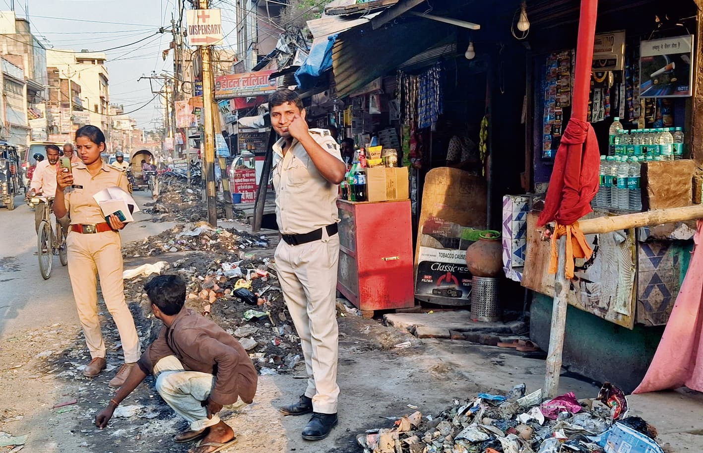 Chapra News : पैसों के लिए दुकानदार ने ग्राहकों पर फेंकी खोलती हुई चाय, प्राथमिकी दर्ज