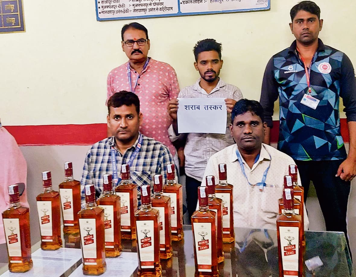 Chapra News : पुलिस ने शराब के साथ धंधेबाज को पकड़ा