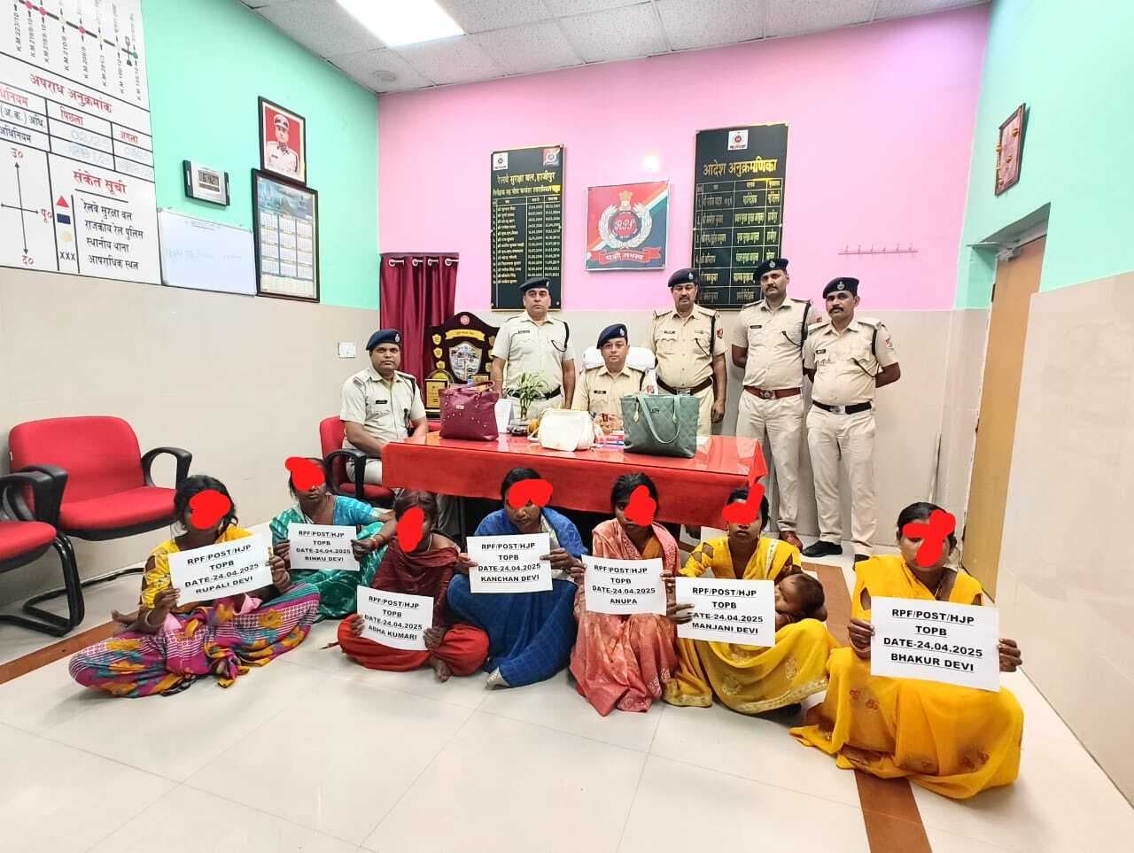 hajipur news. चोरी के सामान व नकद के साथ पॉकेटमार गिरोह की सात महिलाएं गिरफ्तार