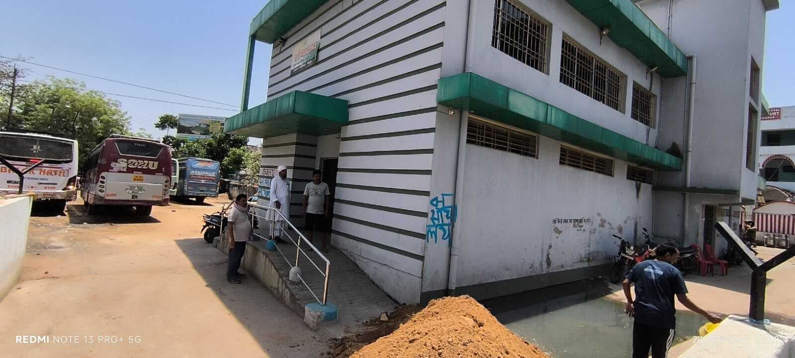 सुलभ शौचालय बंद रहने के अधिवक्ताओं को हो रही परेशानी