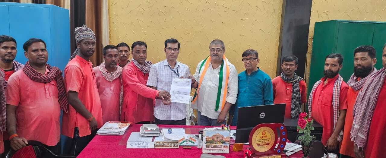 Deoghar news : कुलियों ने विभिन्न मांगों को लेकर स्टेशन प्रबंधक को दिया ज्ञापन