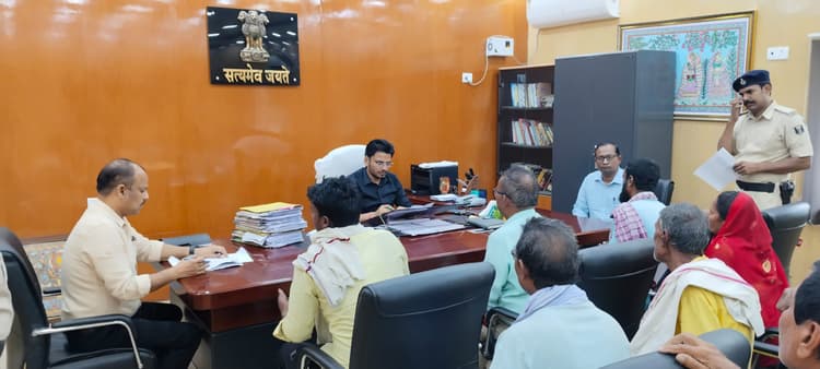 Madhubani News : लोगों की शिकायतों का त्वरित करें निबटारा : डीएम