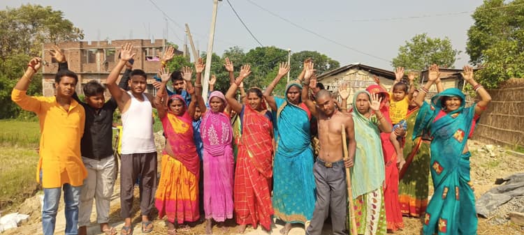 Madhubani News : निर्माण के साथ क्षतिग्रस्त होने लगी सड़क, भड़के ग्रामीण