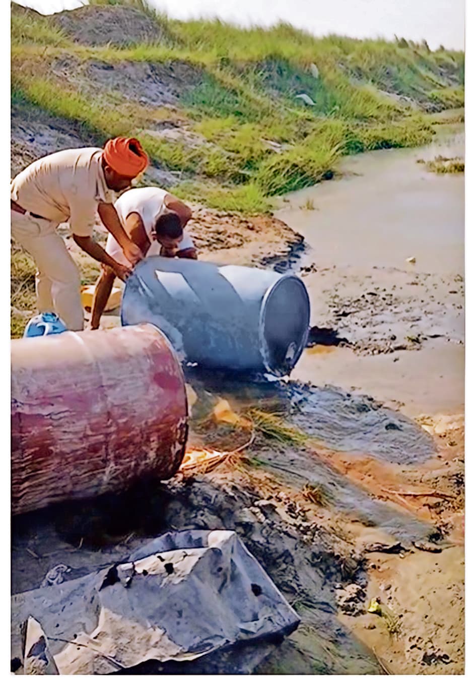 Gopalganj News  : बैकुंठपुर के दियारे में धधकती मिलीं शराब की तीन भट्ठियां, 10 हजार लीटर अर्धनिर्मित शराब की गयी नष्ट