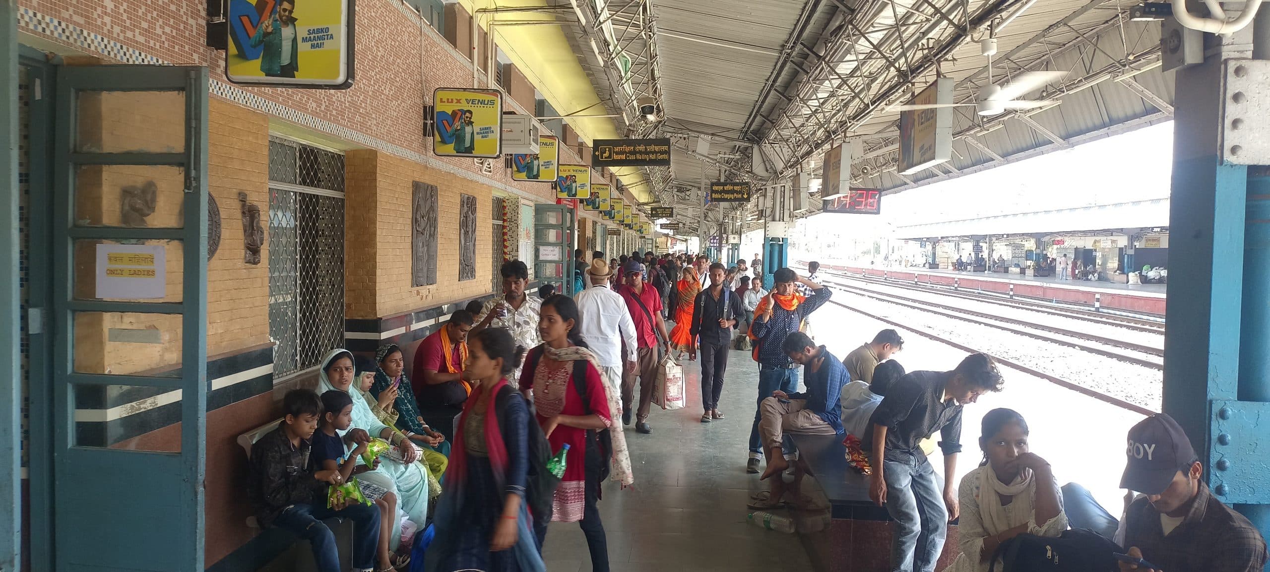 Deoghar news : केबल पैनल में आग लगने से सिंग्नल में आयी खराबी, विलंब से चलीं ट्रेनें