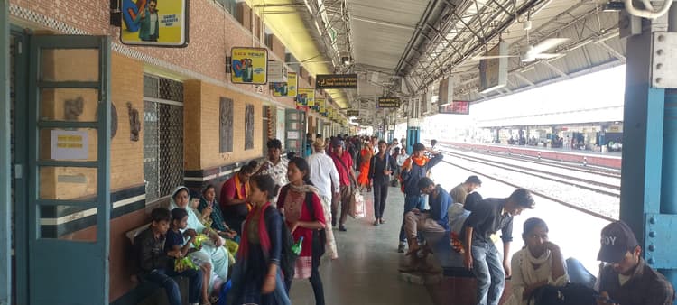 Deoghar news : केबल पैनल में आग लगने से सिंग्नल में आयी खराबी, विलंब से चलीं ट्रेनें
