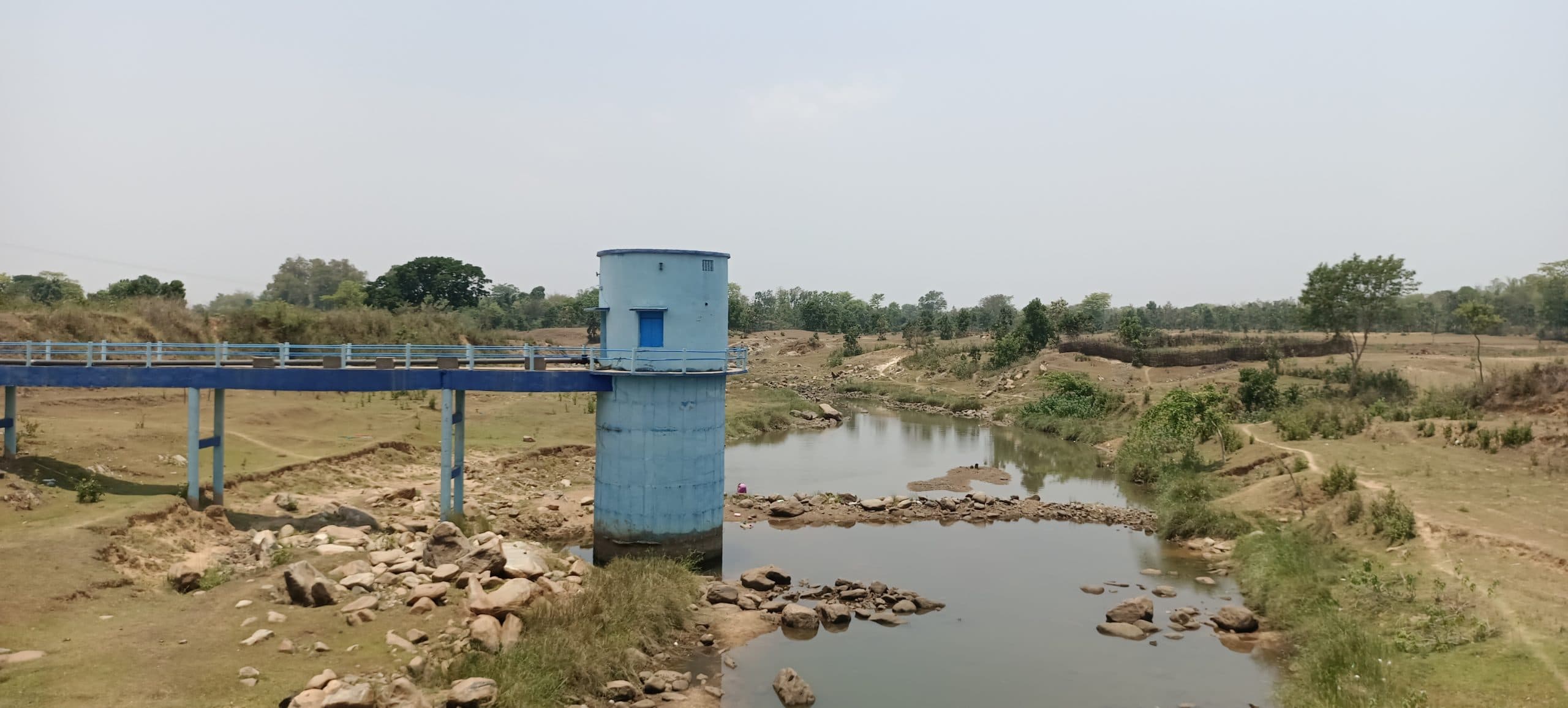 West Singhbhum News : गुड़गांव नदी सूखी, 23 घरों में एक माह से जलापूर्ति ठप