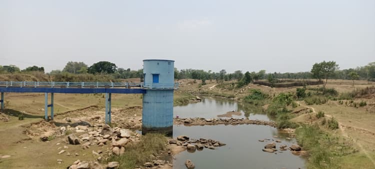 West Singhbhum News : गुड़गांव नदी सूखी, 23 घरों में एक माह से जलापूर्ति ठप