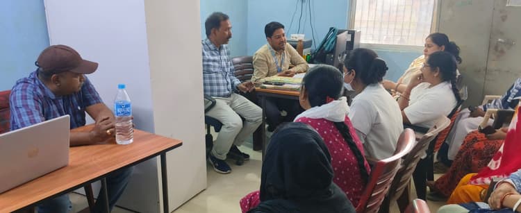 अस्पताल में सुरक्षित प्रसव कराने के लिए महिलाओं को करें जागरूक