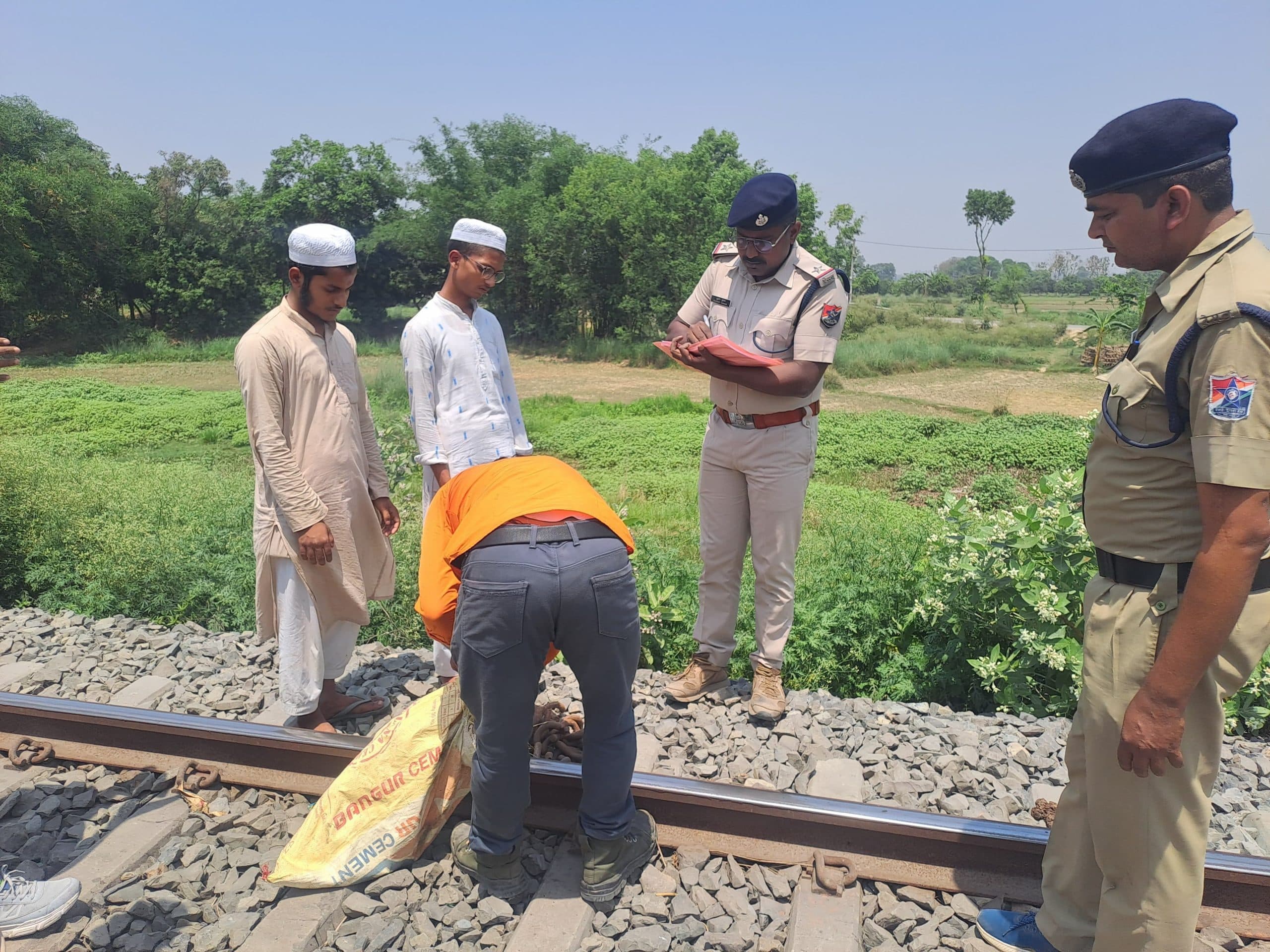 Motihari: रेलवे के 26 पेंडोल क्लिप के साथ दो छात्र गिरफ्तार, तीन फरार