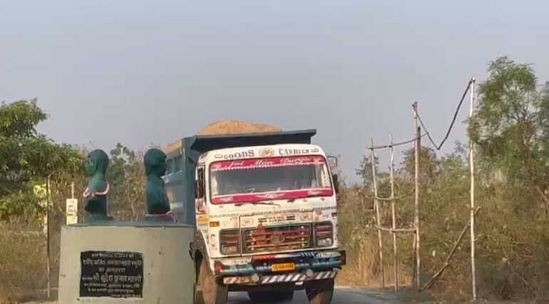 Seraikela News : बालू लदा हाइवा पलटने के बाद प्रशासन की नींद खुली, छापामारी शुरू