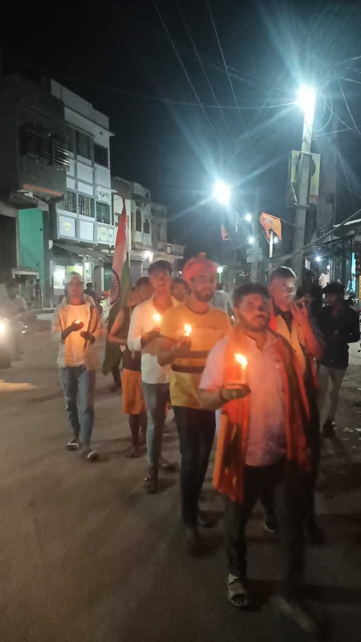 पहलगाम में आतंकी हमले के विरोध में लोगों ने निकाला कैडल मार्च