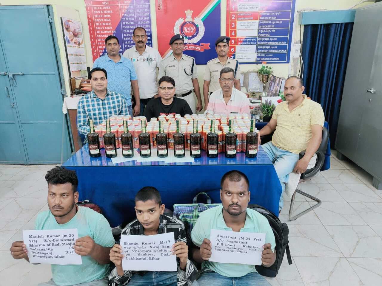 आरपीएफ ने विदेशी शराब के साथ तीन तस्करों को दबोचा