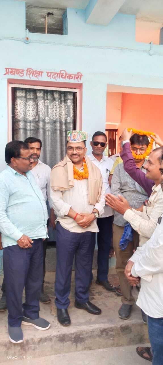 Education news from Samastipur:बिथान आगमन पर डीईओ को किया गया सम्मानित