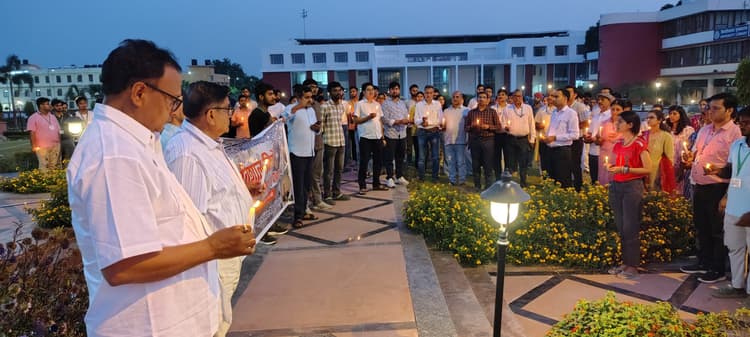 Pahalgam Terror Attack:आतंकवादी हमले के विरोध में छात्रों ने निकाला कैंडल मार्च