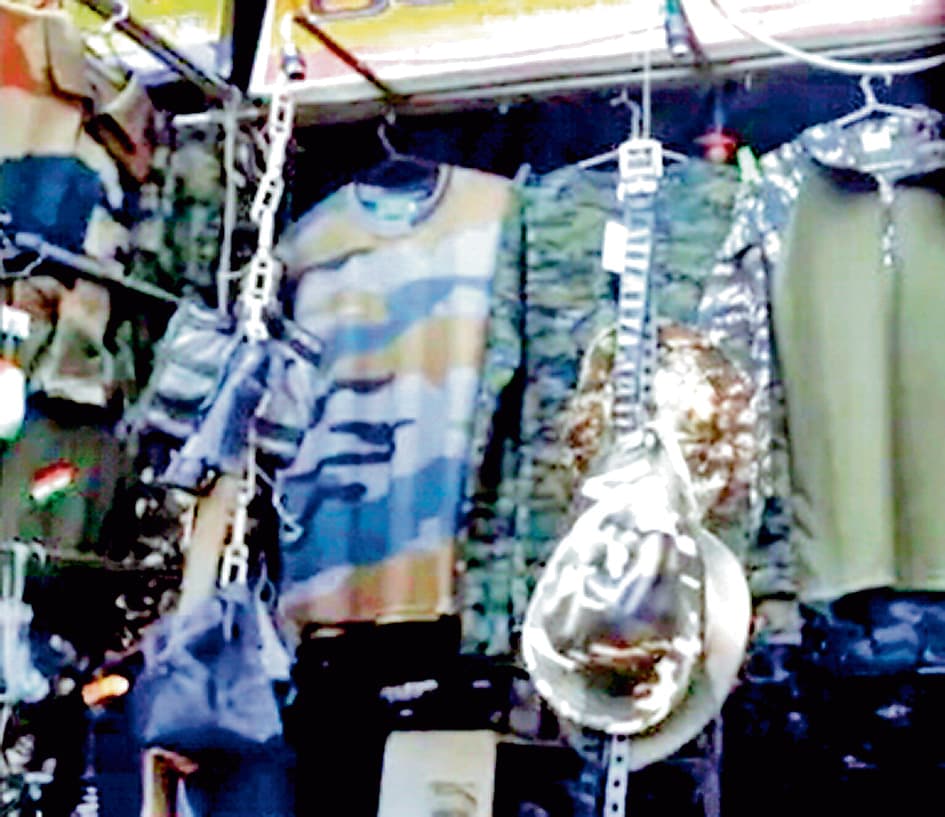 कृष्णानगर : खुले बाजार में बिक रही भारतीय सेना की वर्दी