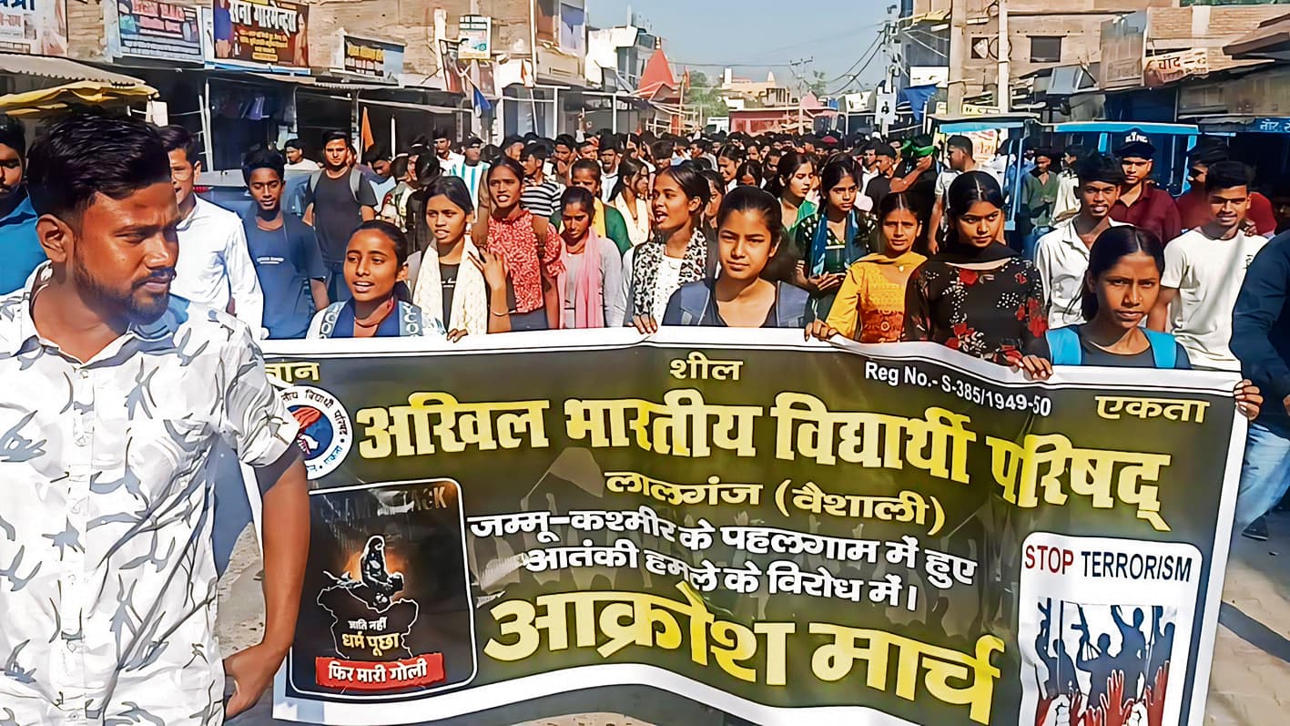 hajipur news. पहलगाम में आतंकी हमले के विरोध में निकाला आक्रोश मार्च