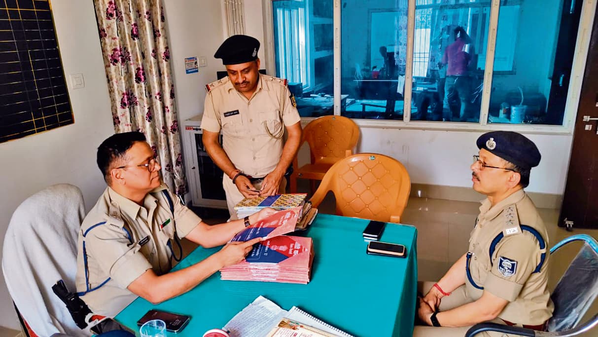 hajipur news. अपराधियों को नियमित तौर पर थाने बुलाकर कराएं क्रीमिनल परेड : एसपी