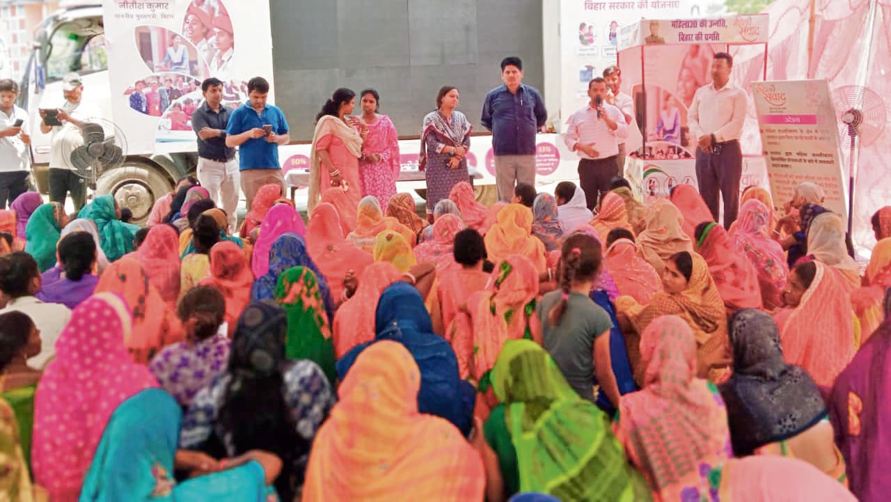 hajipur news. संवाद में महिलाओं ने साझा किये अपने अनुभव